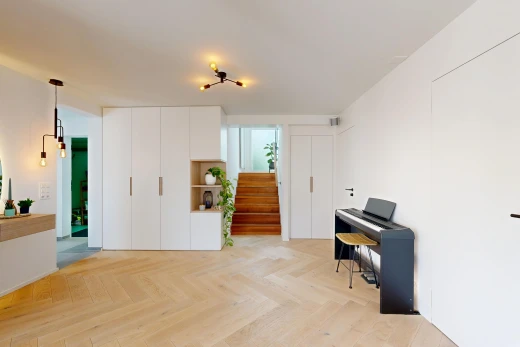 wohnzimmer mit holzfußboden, wood finish floor, treppen, gipskartonwand, und drywall