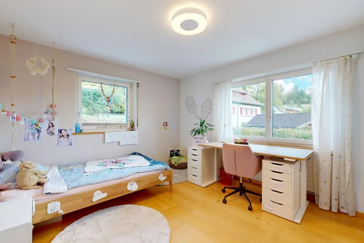 zimmer / schlafzimmer mit bürobereich, drywall, gipskartonwand, wood finish floor, und holzfußboden