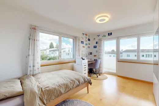 zimmer / schlafzimmer mit bürobereich, gipskartonwand, drywall, day time, und holzfußboden