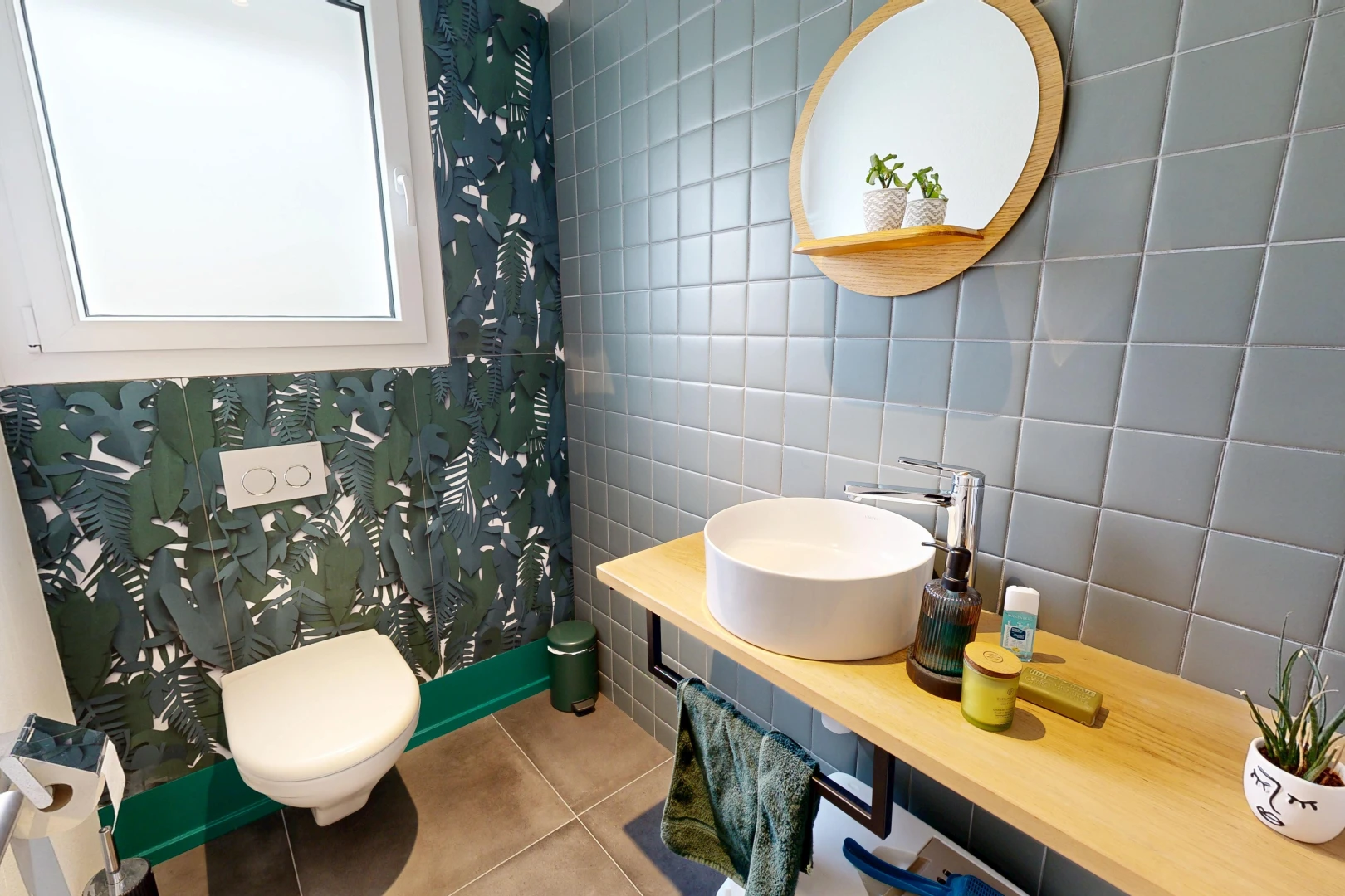 bad mit waschbecken, spiegel, tile floor, fliesenboden, und tile wall