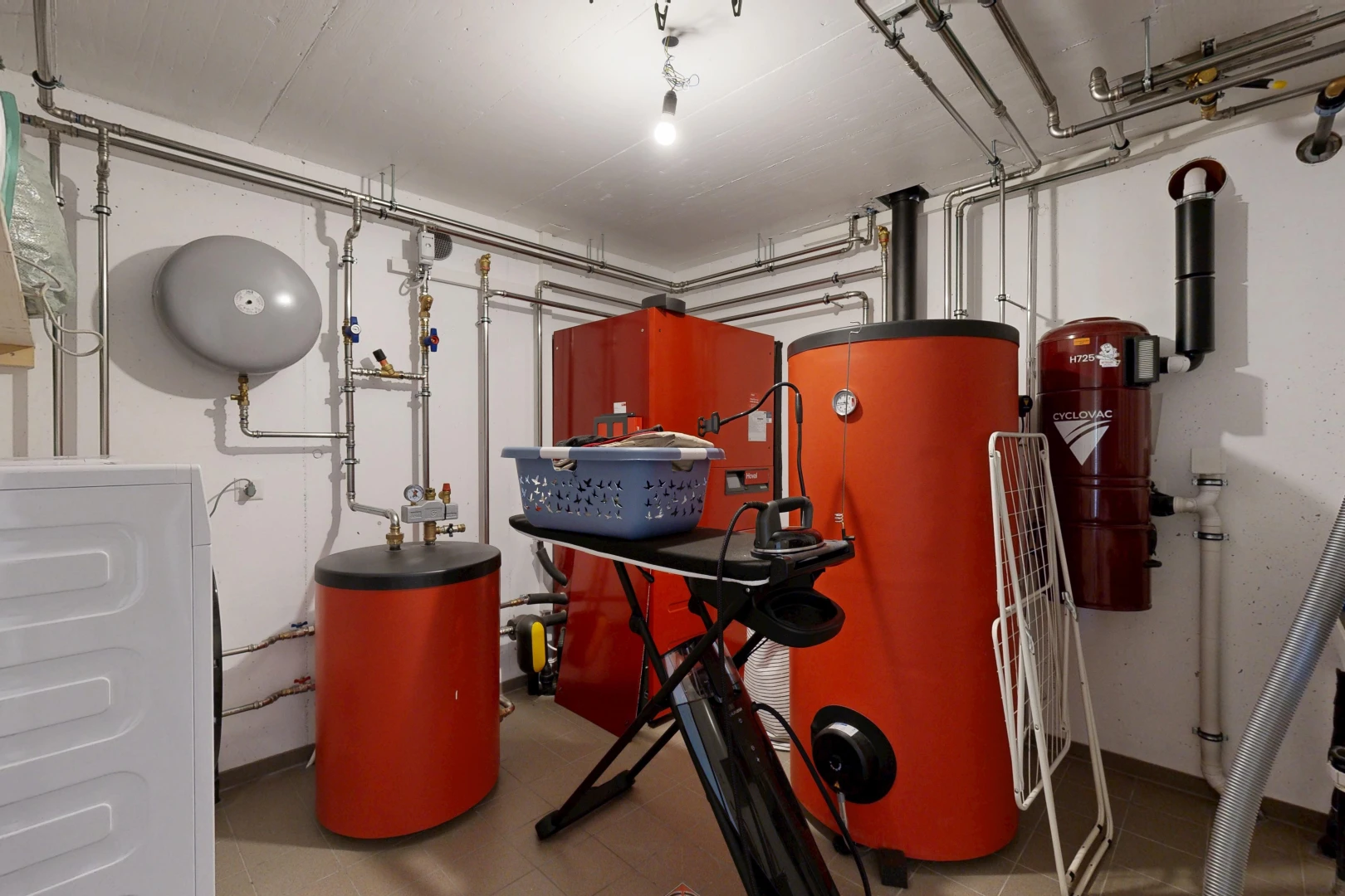 fitnessstudio mit tumbler, wasserausdehnungsbehälter, drywall, gipskartonwand, und inside property
