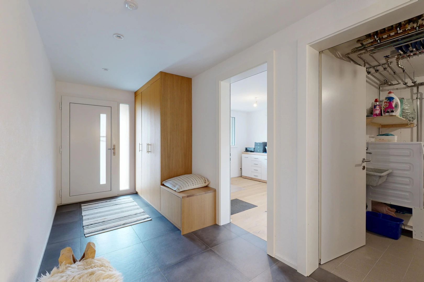 halle / korridor mit außenzugang, gipskartonwand, drywall, und inside property