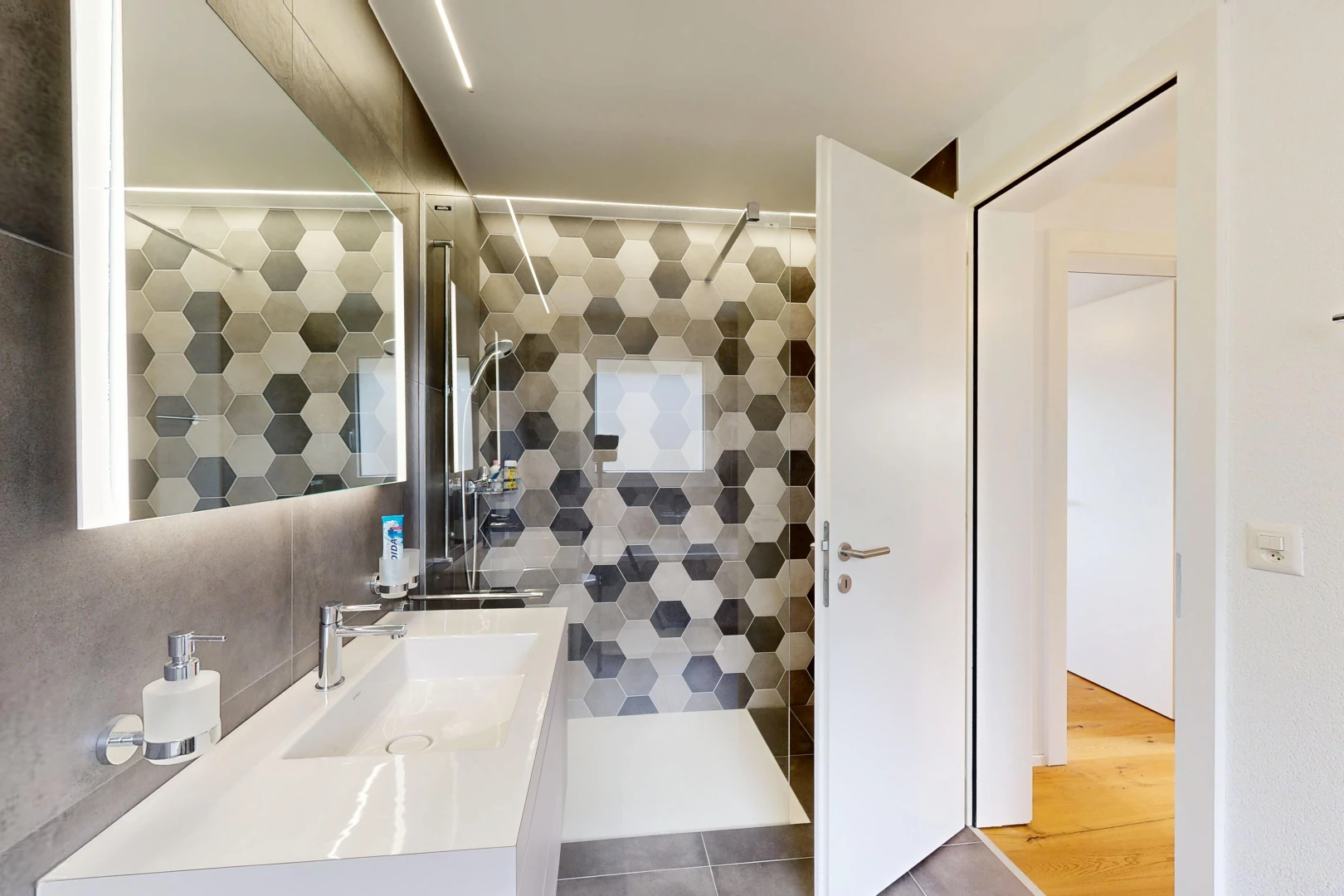 bad mit dusche, komplettes badezimmer, waschbecken, schminktisch, und inside property