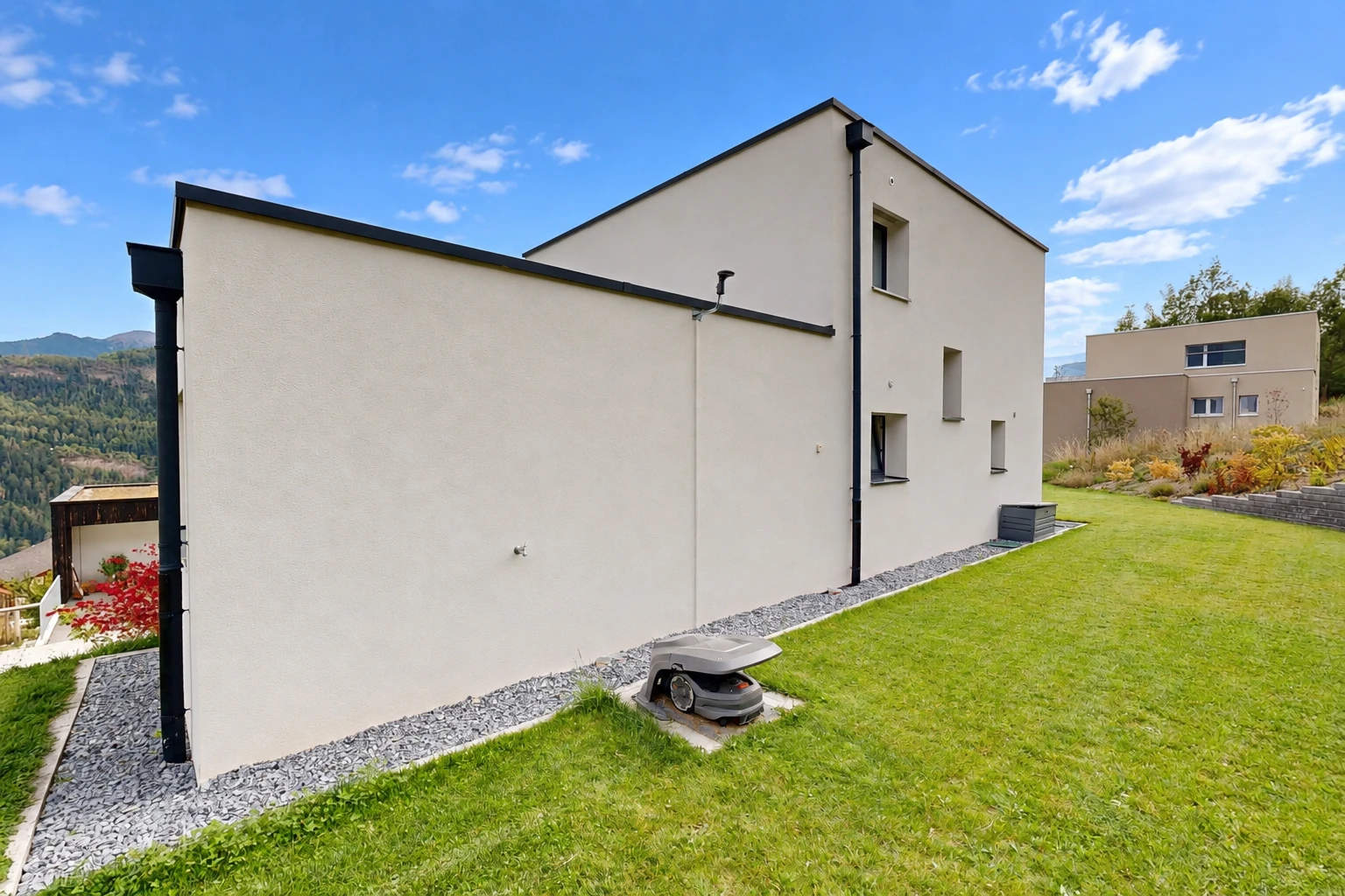 außenansicht mit rasen, stuckverkleidung, property visible, und day time