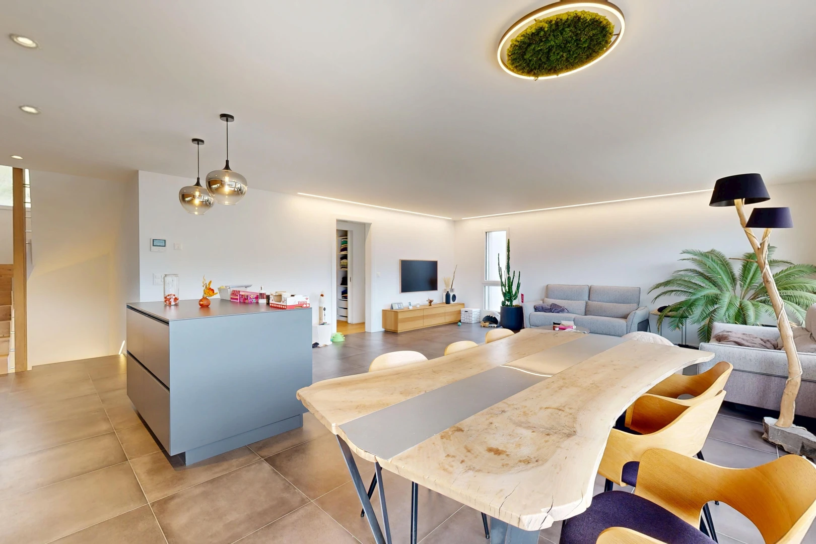 wohn- / esszimmer mit treppen, drywall, gipskartonwand, pendelleuchte, und fernseher