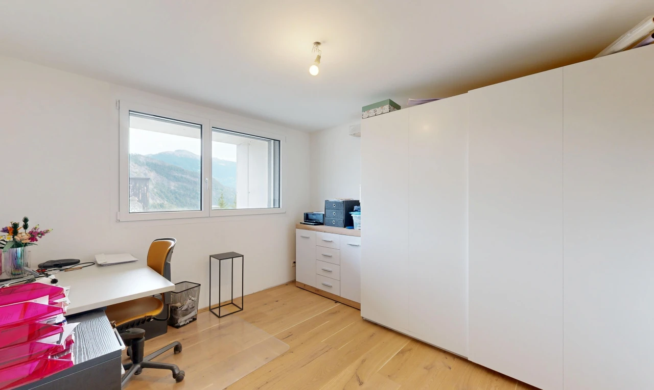 büro mit light floor, wood finish floor, holzfußboden, inside property, und drywall