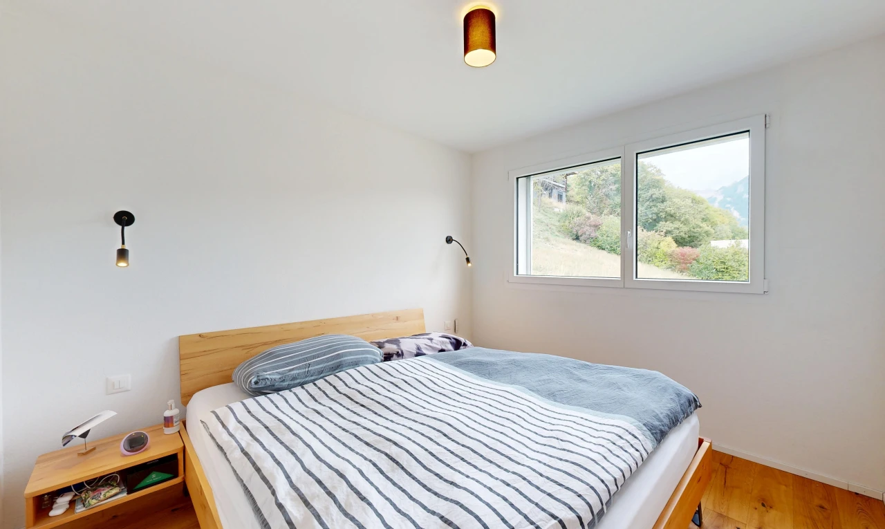 zimmer / schlafzimmer mit drywall, gipskartonwand, wood finish floor, holzfußboden, und inside property