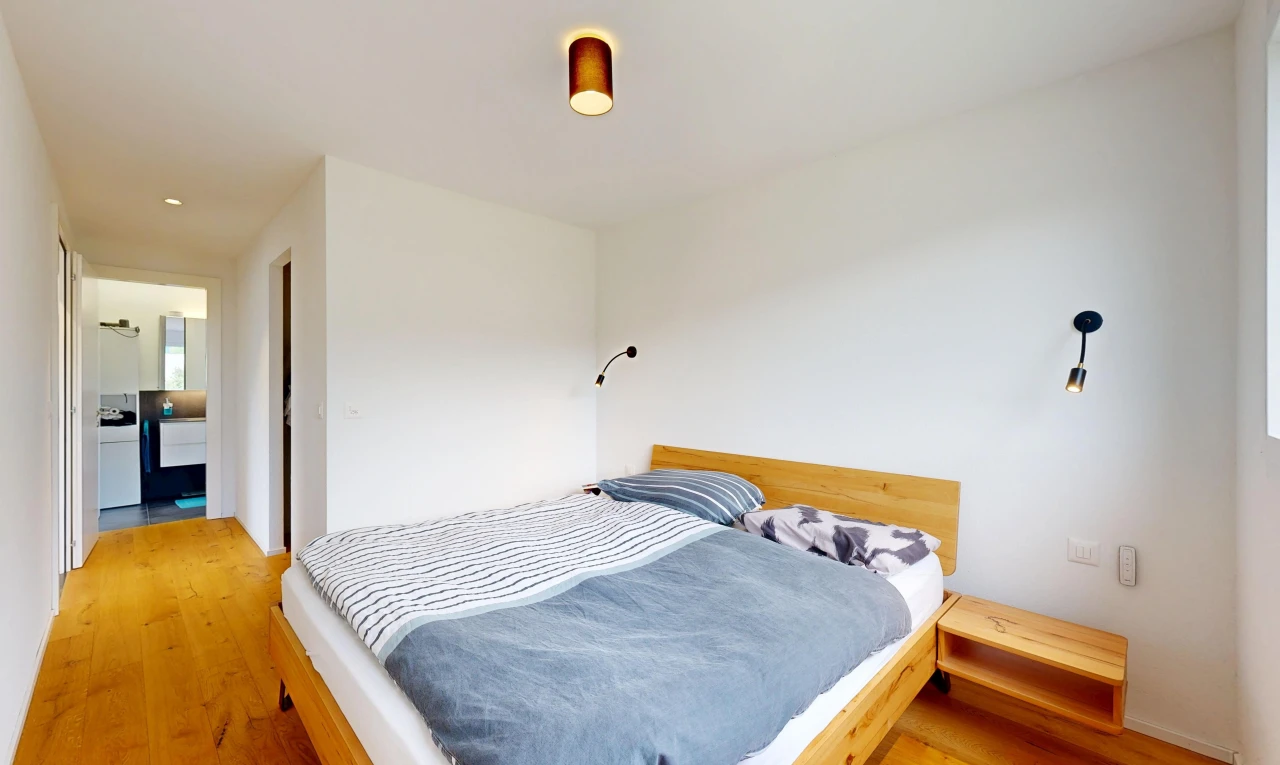 zimmer / schlafzimmer mit gipskartonwand, drywall, holzfußboden, wood finish floor, und inside property