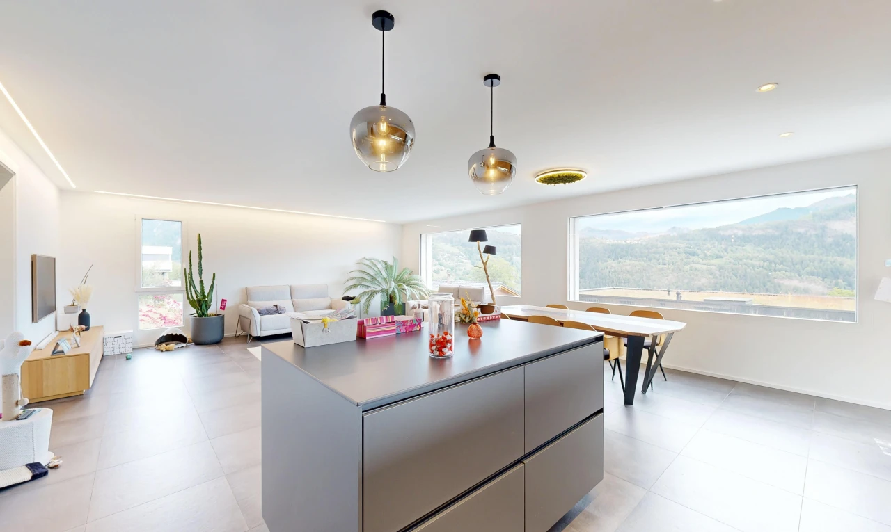 küche mit pendelleuchte, opens to living area, öffnet sich zum wohnraum, light floor, und kitchen island