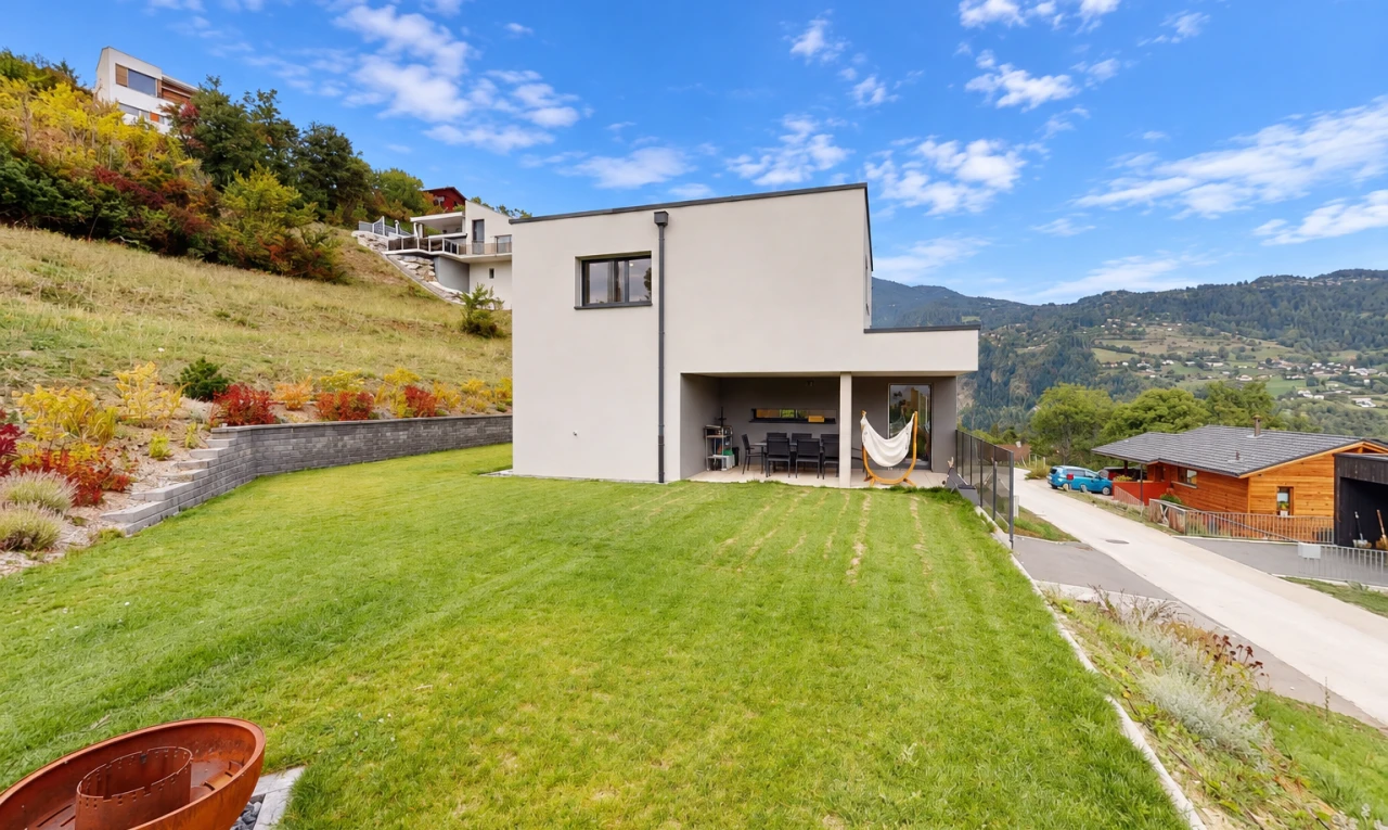 außenansicht mit rasen, stuckverkleidung, day time, mountain view, und blick auf die berge