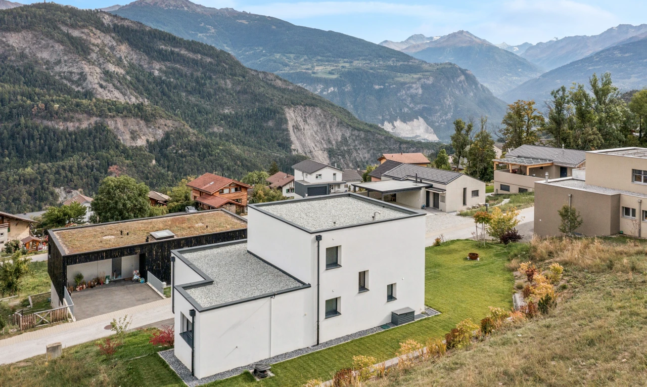 blick auf die berge mit mountain view, blick auf die berge, drone view, neighborhood view, und residential view