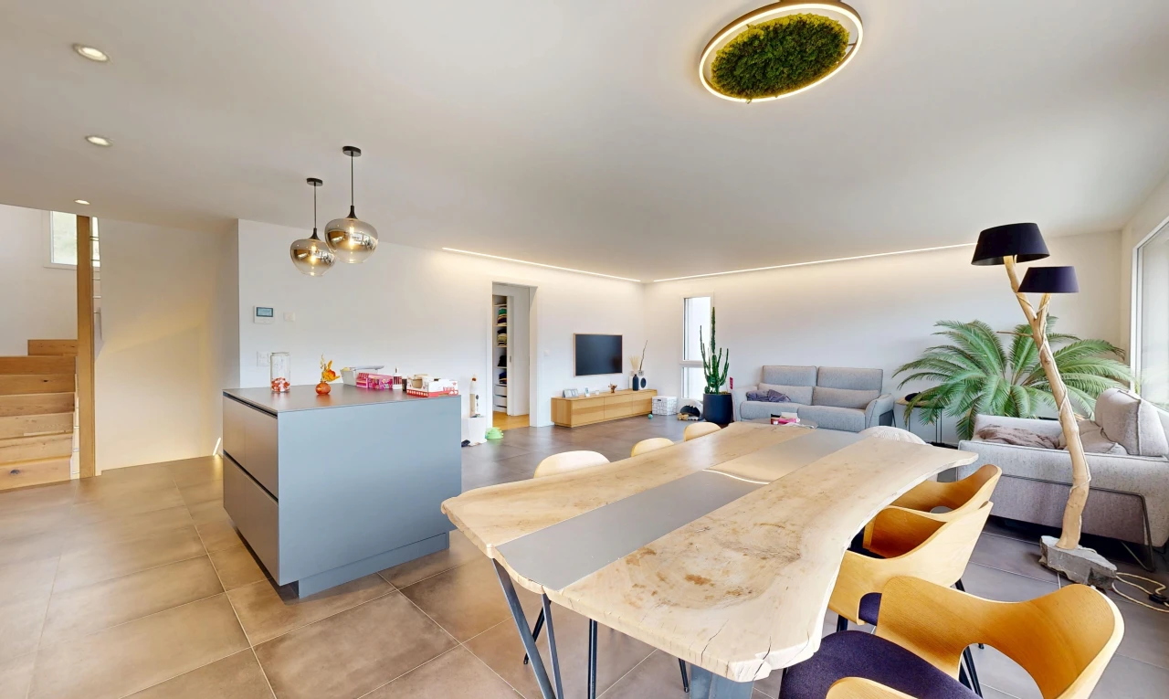 wohn- / esszimmer mit treppen, drywall, gipskartonwand, pendelleuchte, und fernseher