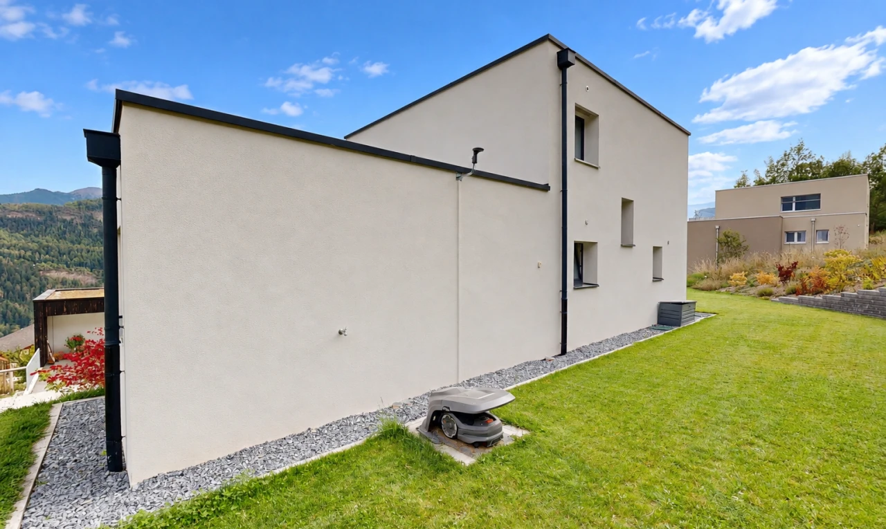 außenansicht mit rasen, stuckverkleidung, property visible, und day time