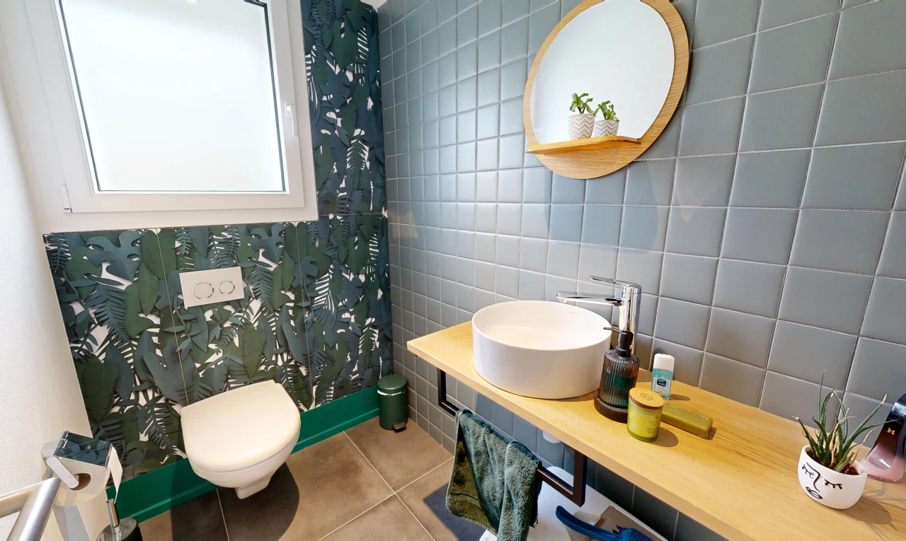 bad mit waschbecken, spiegel, tile floor, fliesenboden, und tile wall