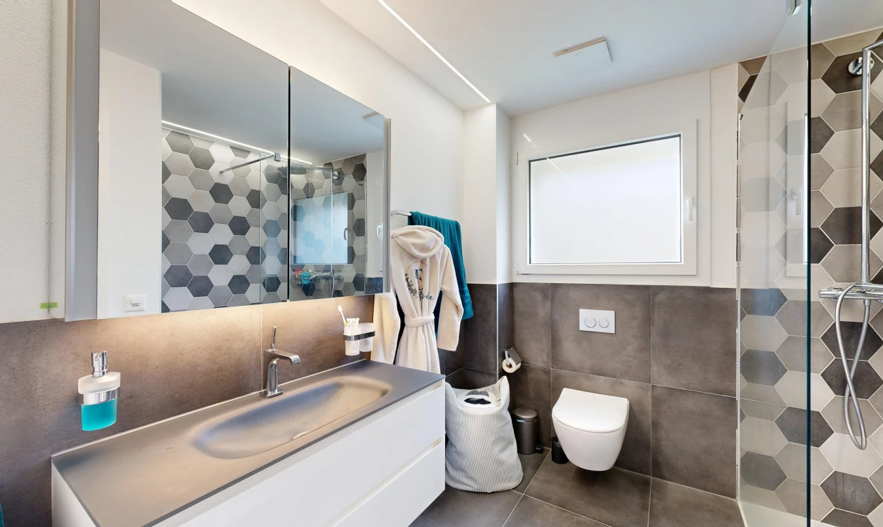 bad mit komplettes badezimmer, dusche, waschbecken, schminktisch, und tile wall