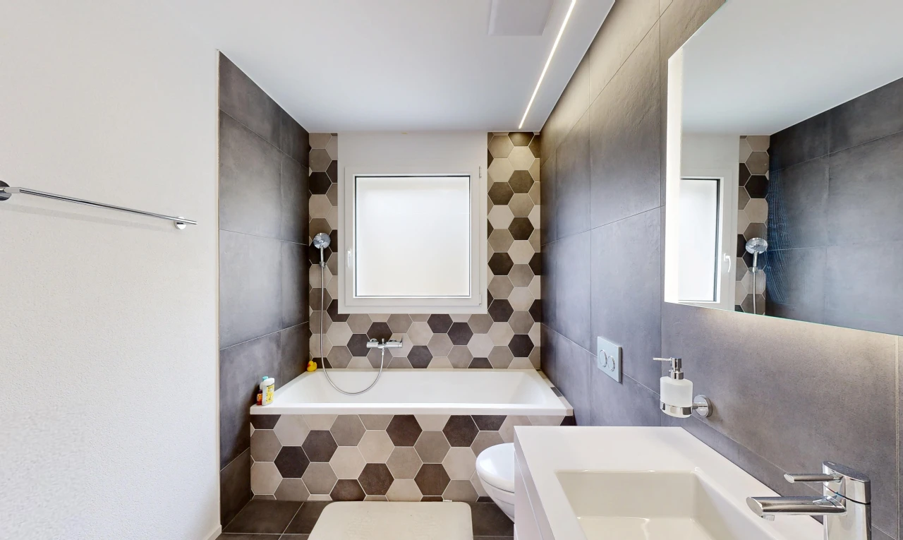 bad mit toilette, spiegel, komplettes badezimmer, bad, und waschbecken