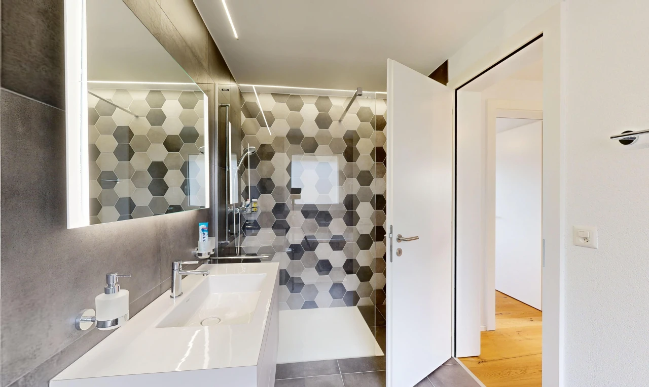 bad mit dusche, komplettes badezimmer, waschbecken, schminktisch, und inside property