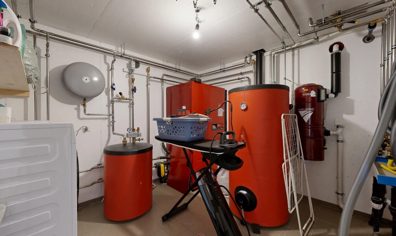 fitnessstudio mit tumbler, wasserausdehnungsbehälter, drywall, gipskartonwand, und inside property