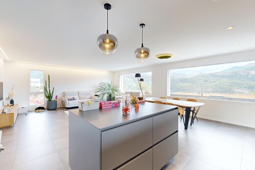 küche mit pendelleuchte, opens to living area, öffnet sich zum wohnraum, light floor, und kitchen island