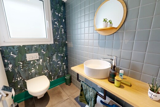bad mit waschbecken, spiegel, tile floor, fliesenboden, und tile wall