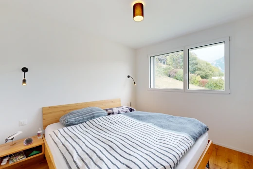zimmer / schlafzimmer mit drywall, gipskartonwand, wood finish floor, holzfußboden, und inside property