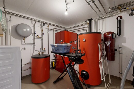 fitnessstudio mit tumbler, wasserausdehnungsbehälter, drywall, gipskartonwand, und inside property