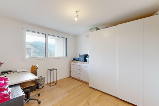 büro mit light floor, wood finish floor, holzfußboden, inside property, und drywall