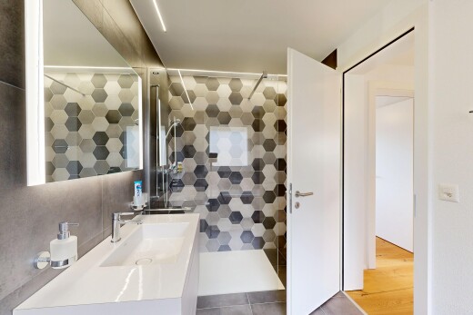 bad mit dusche, komplettes badezimmer, waschbecken, schminktisch, und inside property
