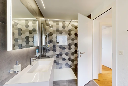 bad mit dusche, komplettes badezimmer, waschbecken, schminktisch, und inside property
