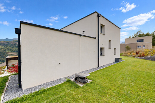 außenansicht mit rasen, stuckverkleidung, property visible, und day time