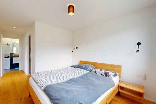 zimmer / schlafzimmer mit gipskartonwand, drywall, holzfußboden, wood finish floor, und inside property