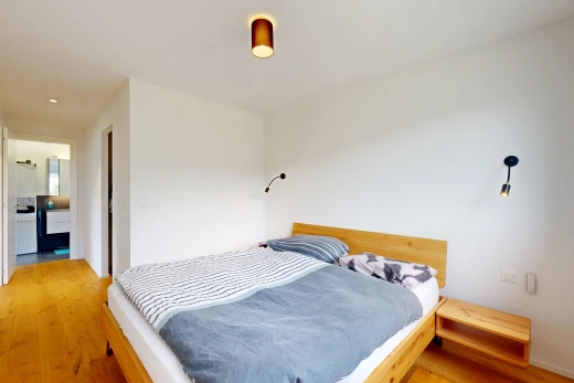 zimmer / schlafzimmer mit gipskartonwand, drywall, holzfußboden, wood finish floor, und inside property