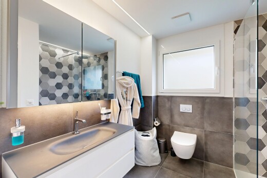 bad mit komplettes badezimmer, dusche, waschbecken, schminktisch, und tile wall
