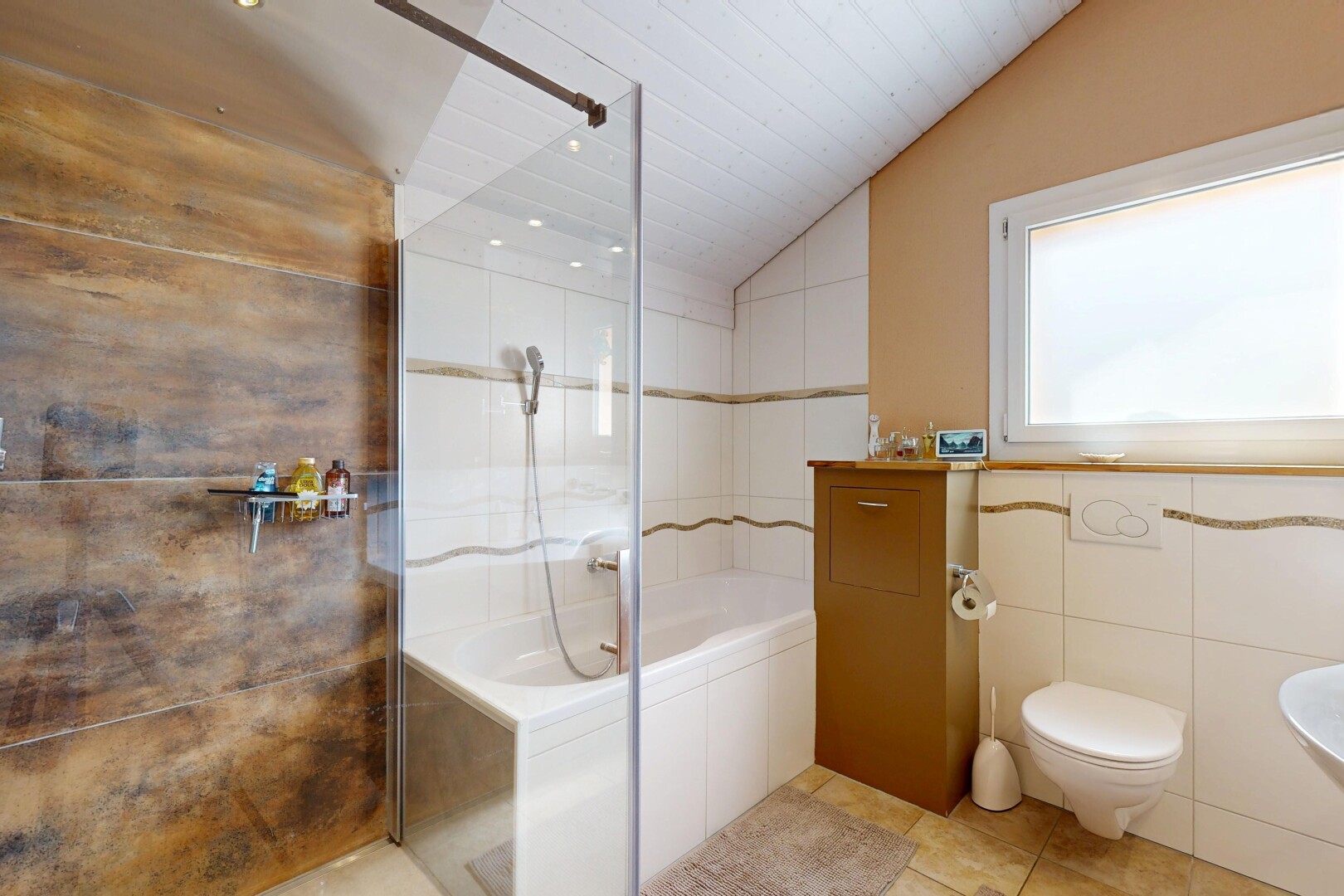 salle de bains avec lumière naturelle, natural light, douche, salle de bain complète, et mur en carrelage