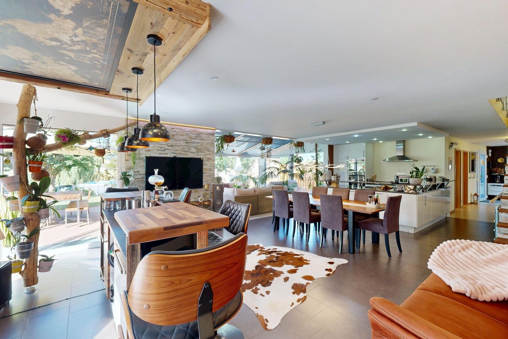 salon / salle à manger avec inside property, télévision, lumière naturelle, et natural light