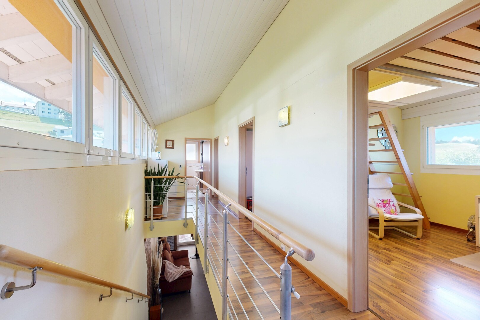 escaliers avec sol en finition bois, wood finish floor, cloison sèche, drywall, et inside property