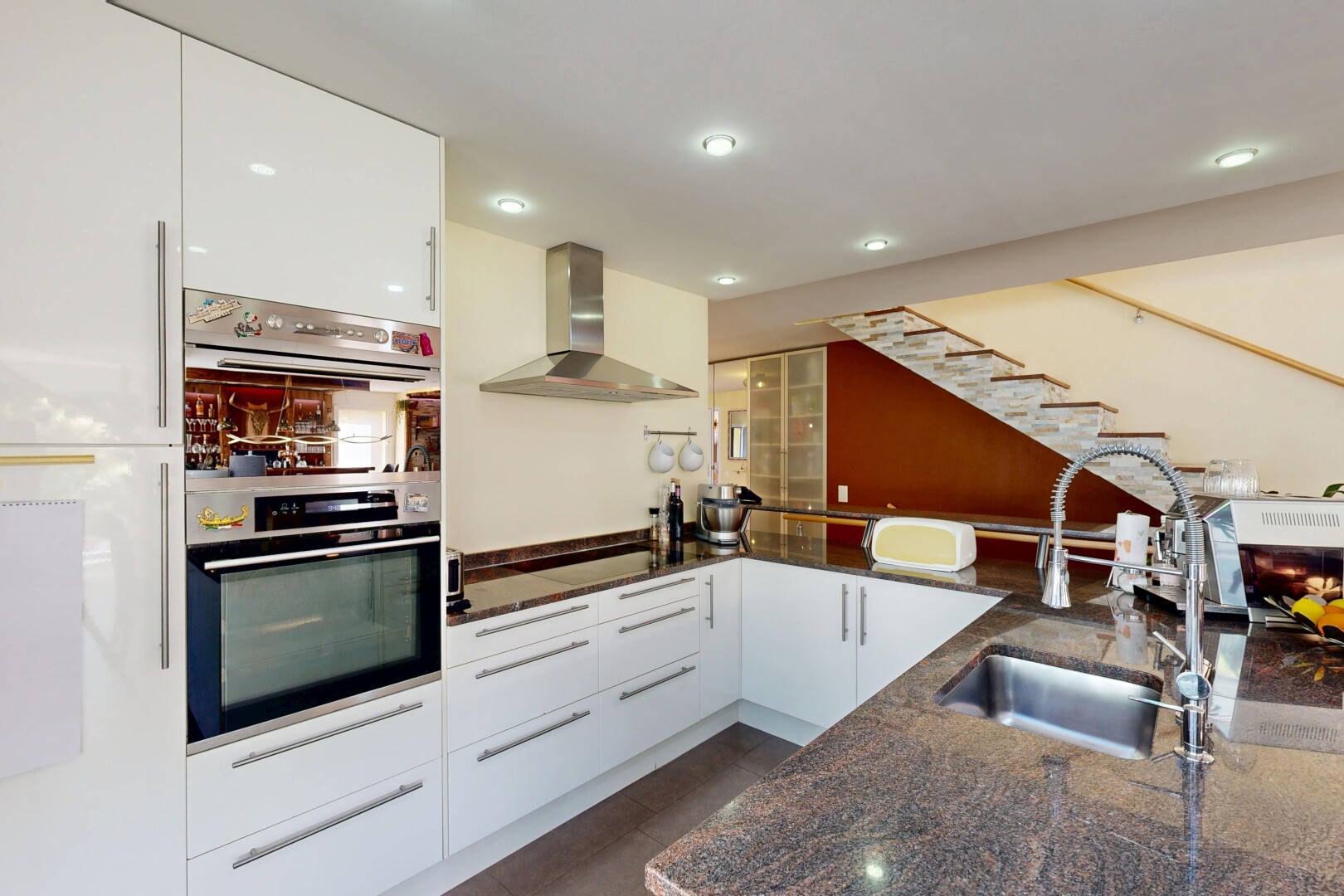 cuisine avec armoires blanches, white cabinets, hotte, four double, et évier