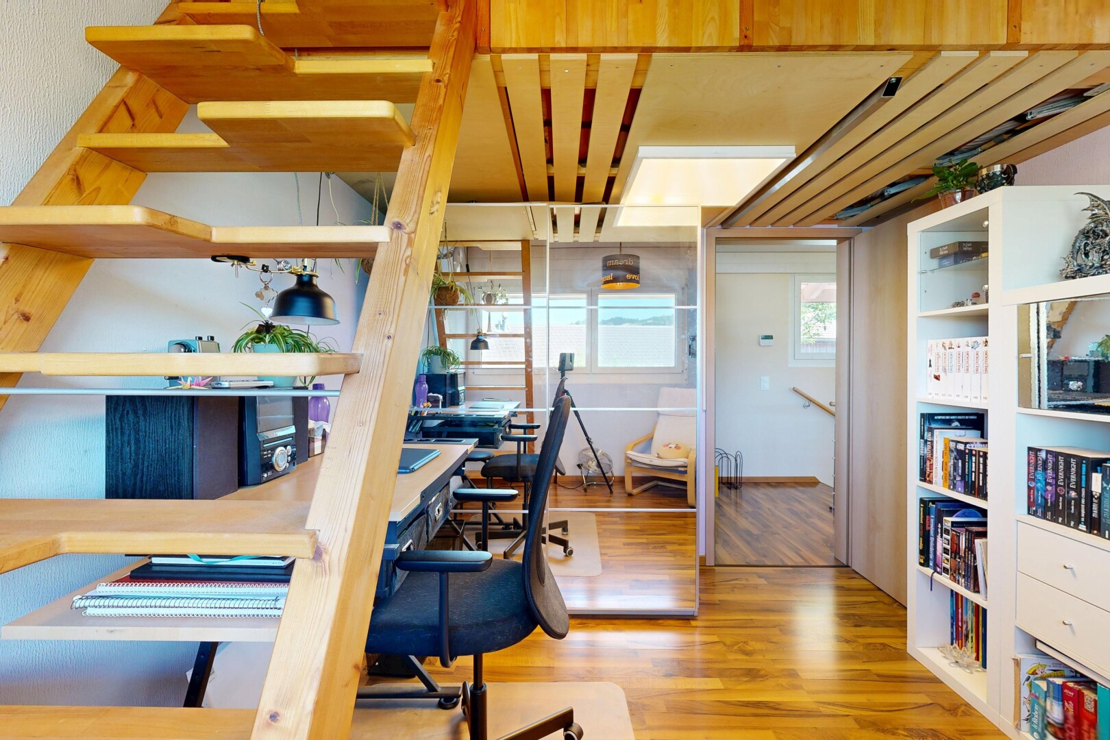 bureau avec sol en finition bois, wood finish floor, inside property, cloison sèche, et drywall