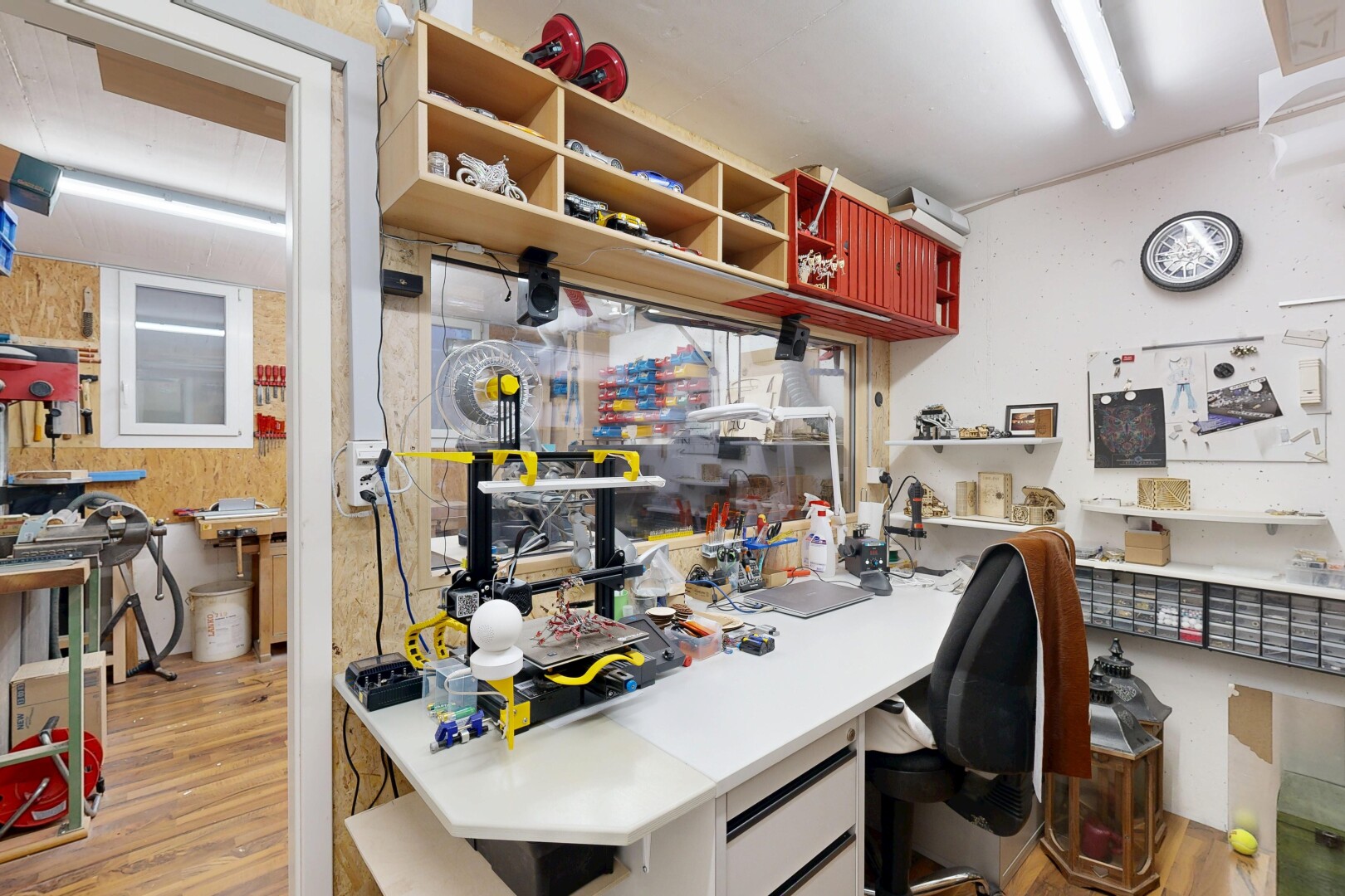bureau avec atelier, inside property, sol en finition bois, wood finish floor, et light floor