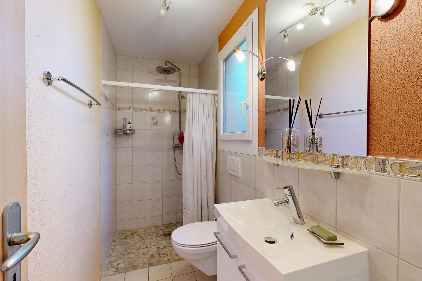 salle de bains avec miroir, douche, lavabo (ou coiffeuse selon le contexte), salle de bain complète, et inside property