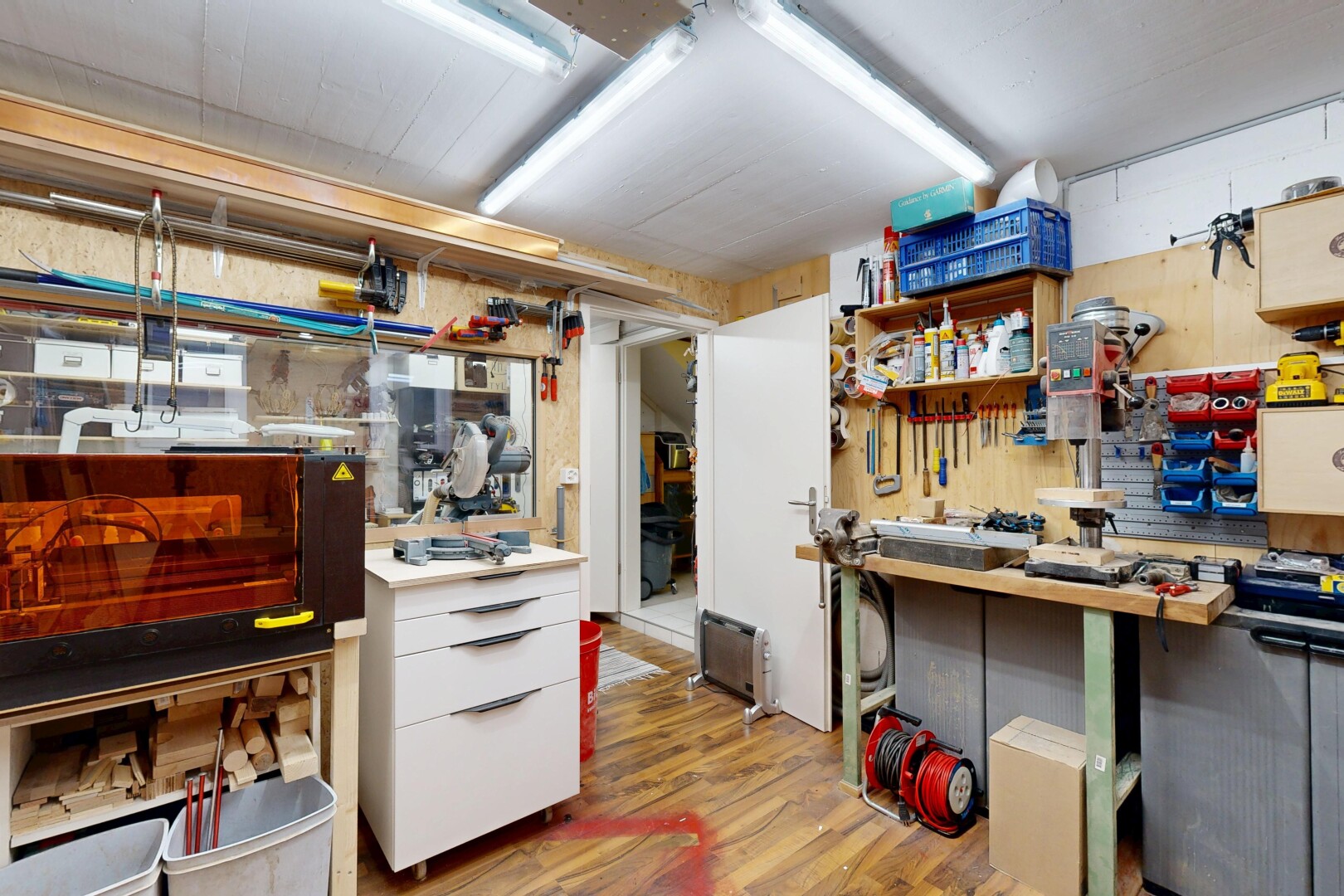 cuisine avec inside property, sol en finition bois, et wood finish floor