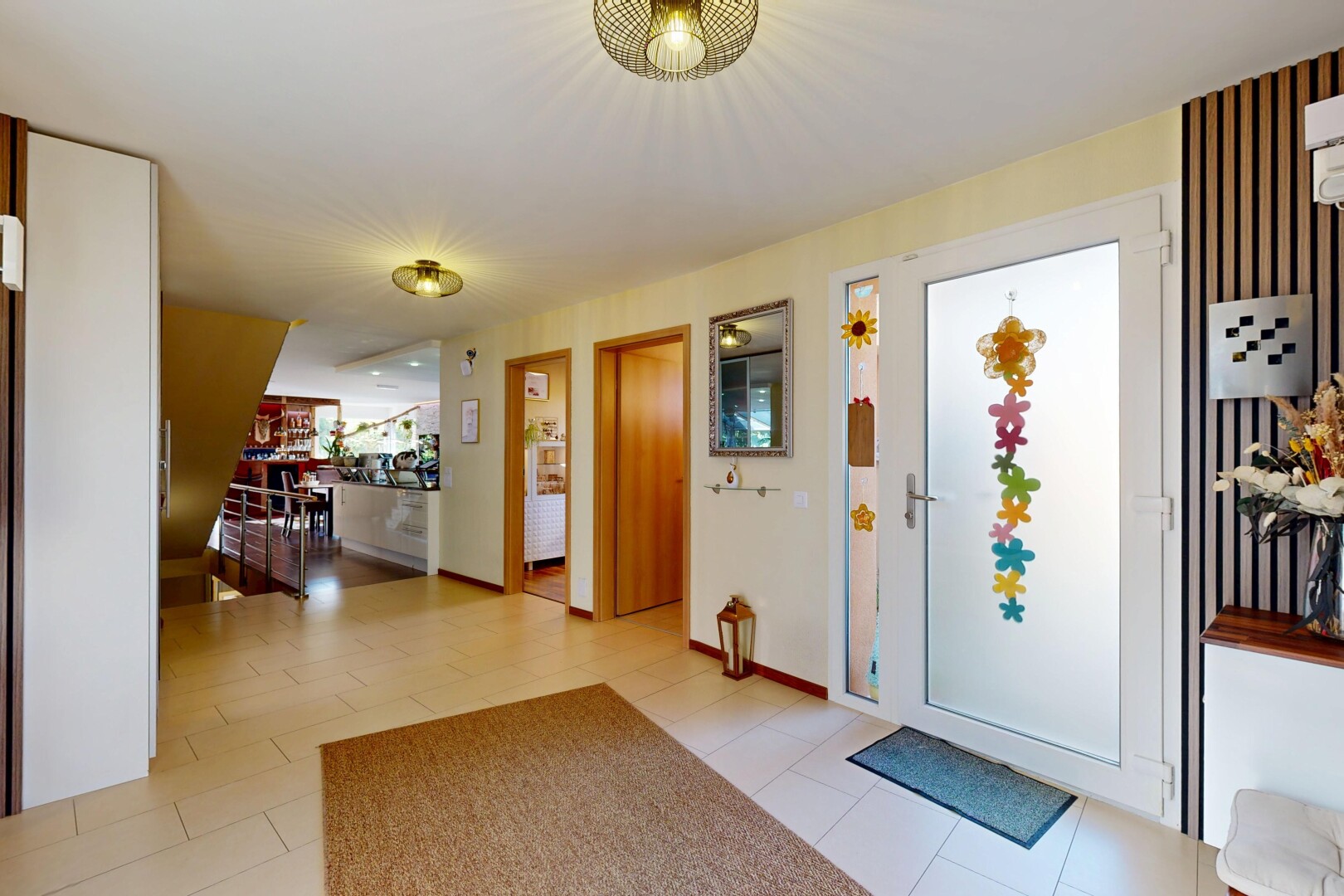 couloir avec inside property, light floor, cloison sèche, et drywall