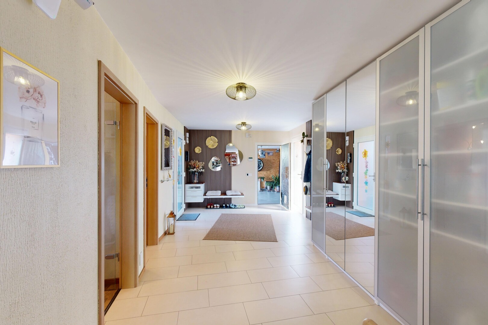 couloir avec light floor, inside property, sol en carrelage, et tile floor