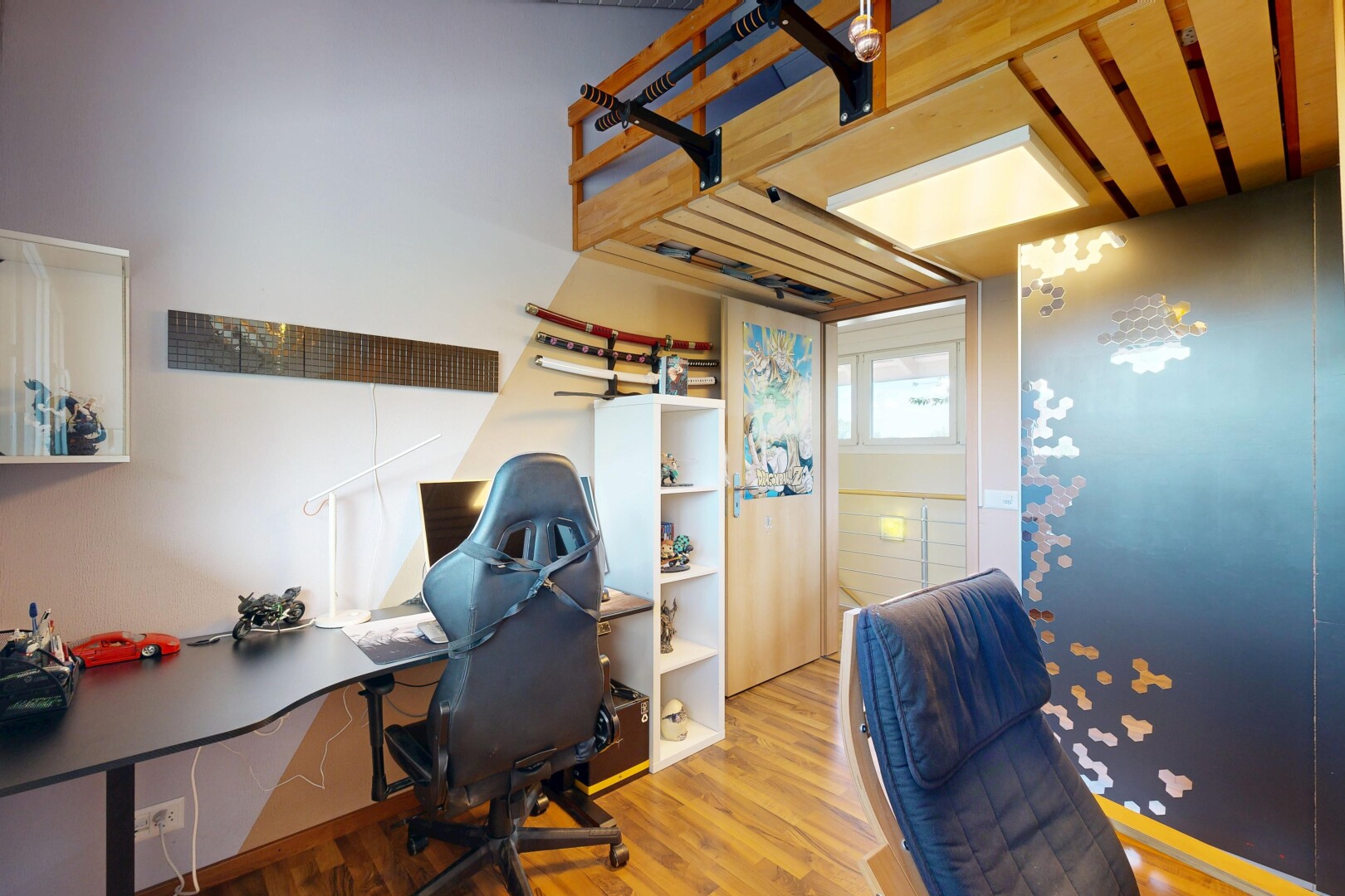 bureau avec espace bureau, lumière naturelle, natural light, sol en finition bois, et wood finish floor
