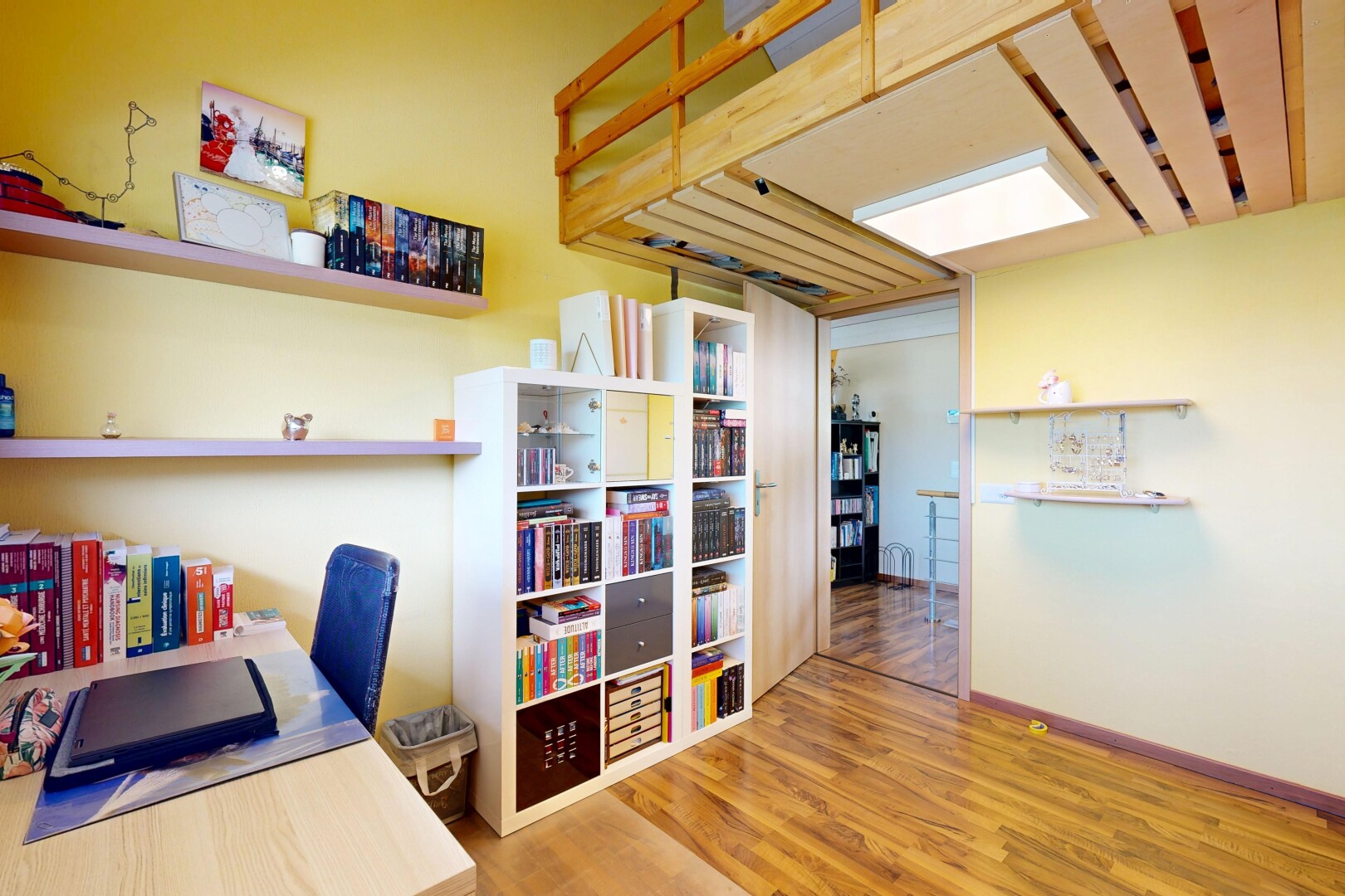bureau avec cloison sèche, drywall, sol en finition bois, wood finish floor, et inside property