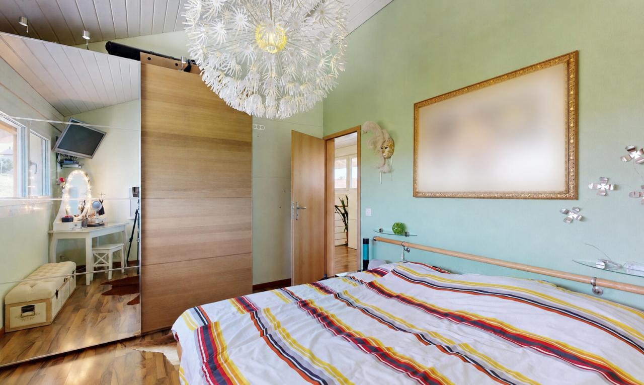 chambre avec inside community, sol en finition bois, wood finish floor, plafond en bois, et wood ceiling