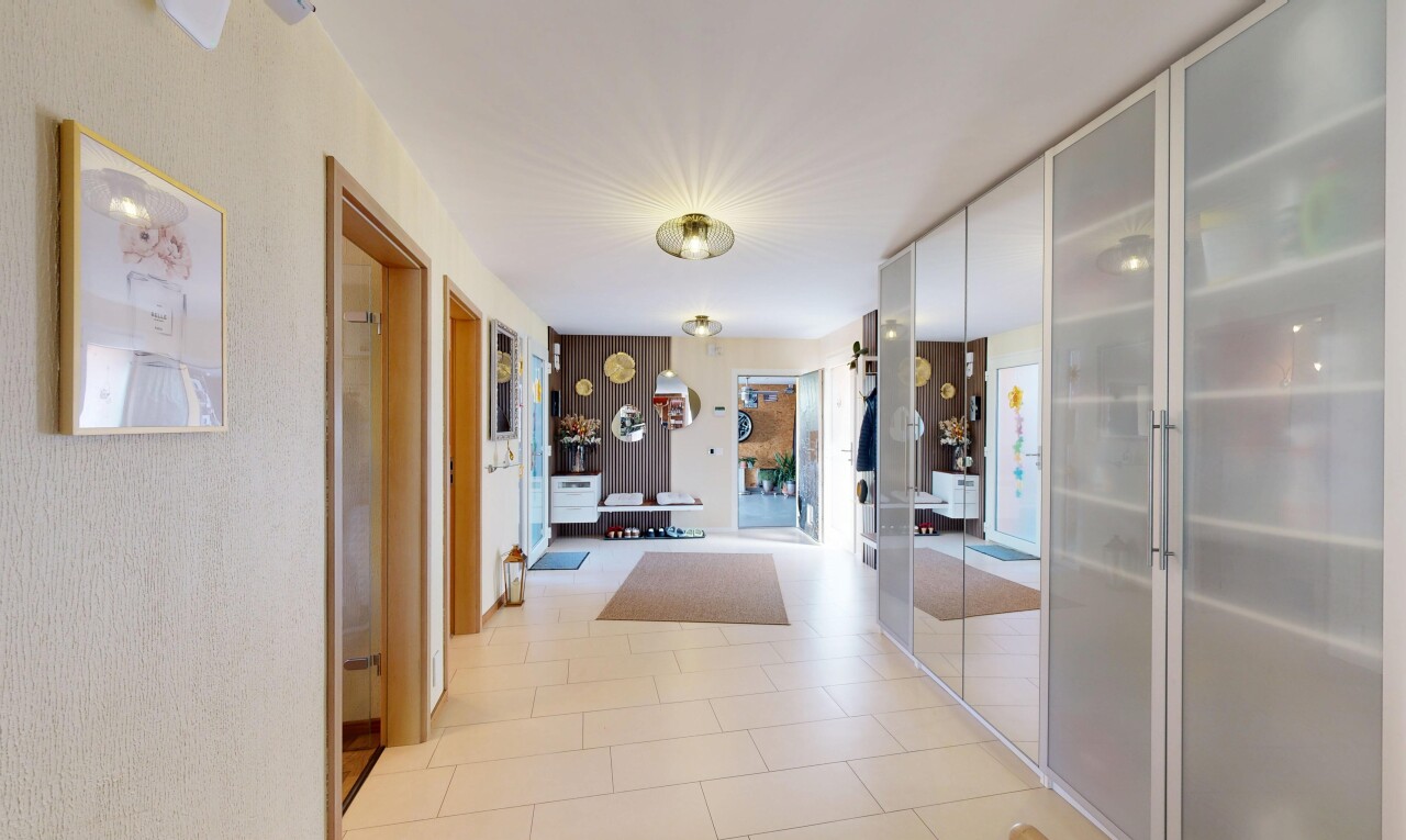 couloir avec light floor, inside property, sol en carrelage, et tile floor