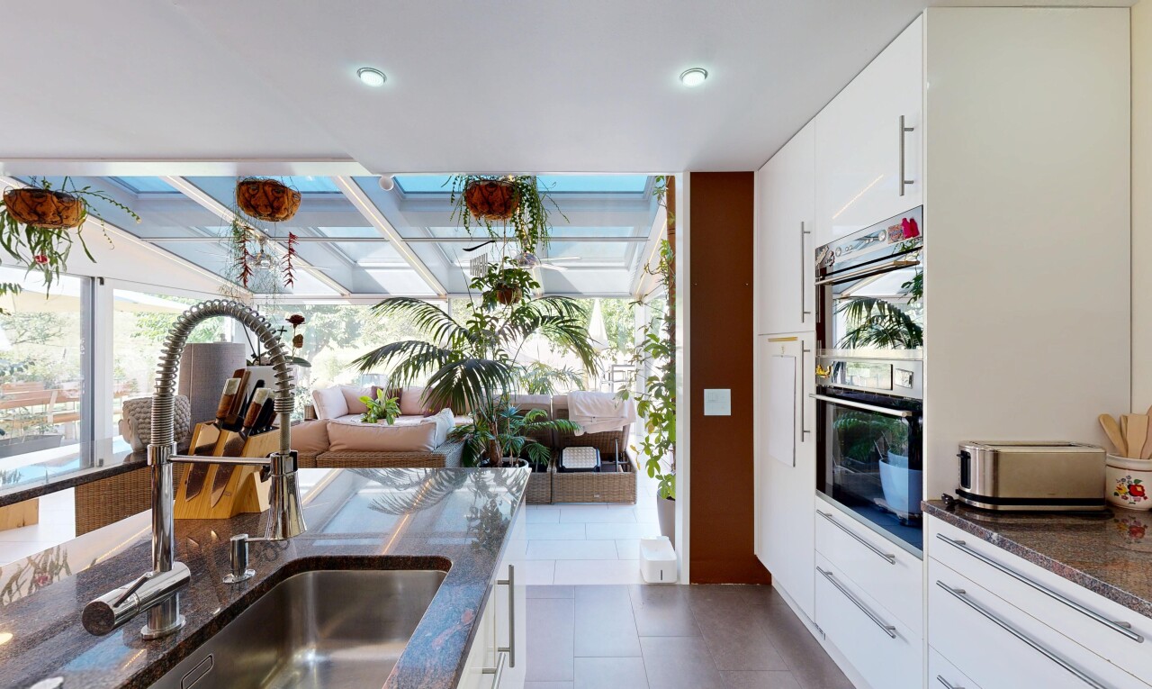 cuisine avec dark countertops, white cabinets, armoires blanches, évier, et stone countertops