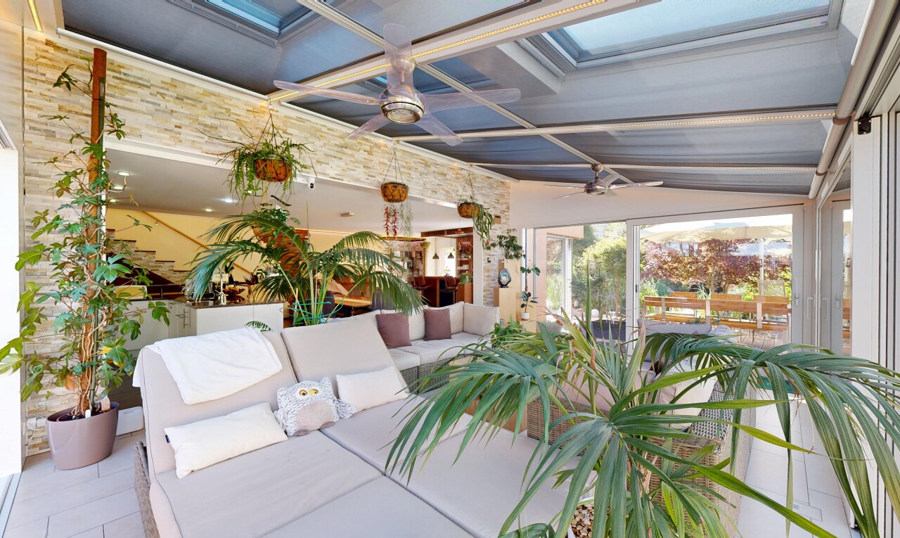 terrasse avec ventilateur de plafond, véranda, espace de vie extérieur, et inside property