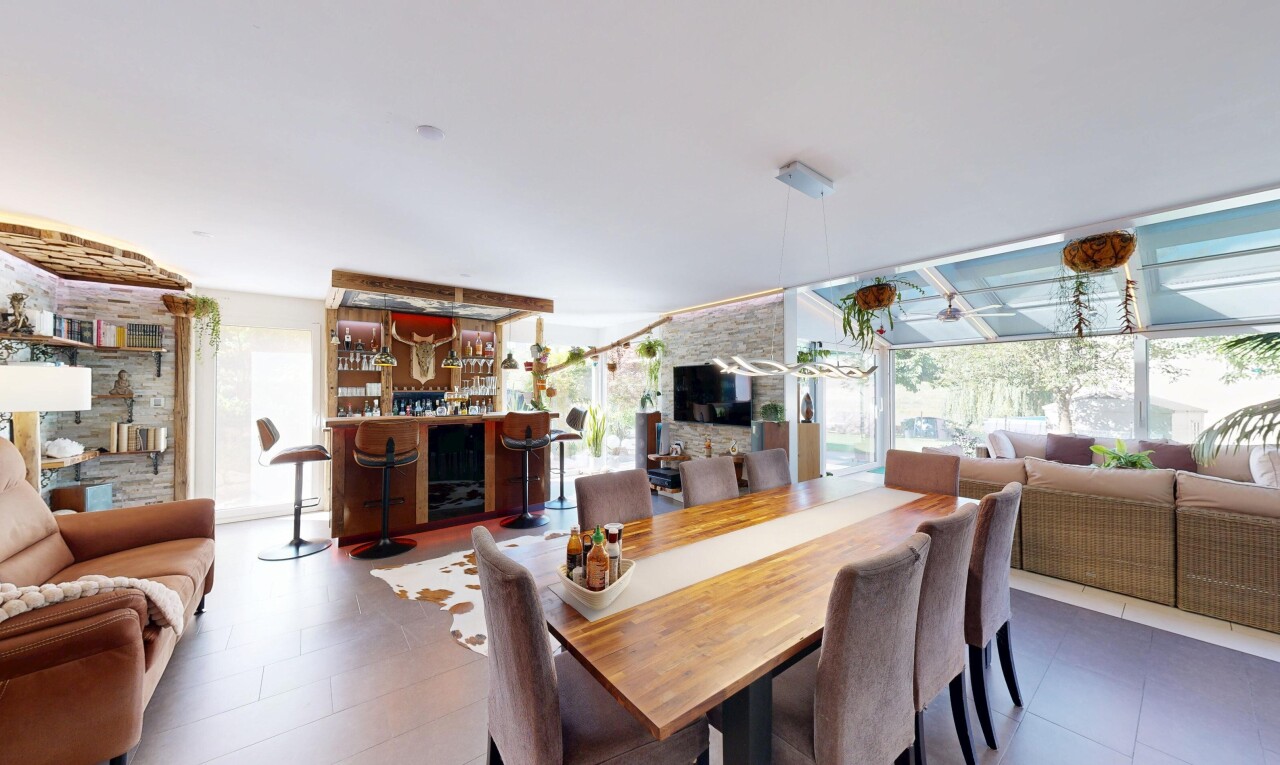 salon / salle à manger avec inside property, télévision, et bar intérieur